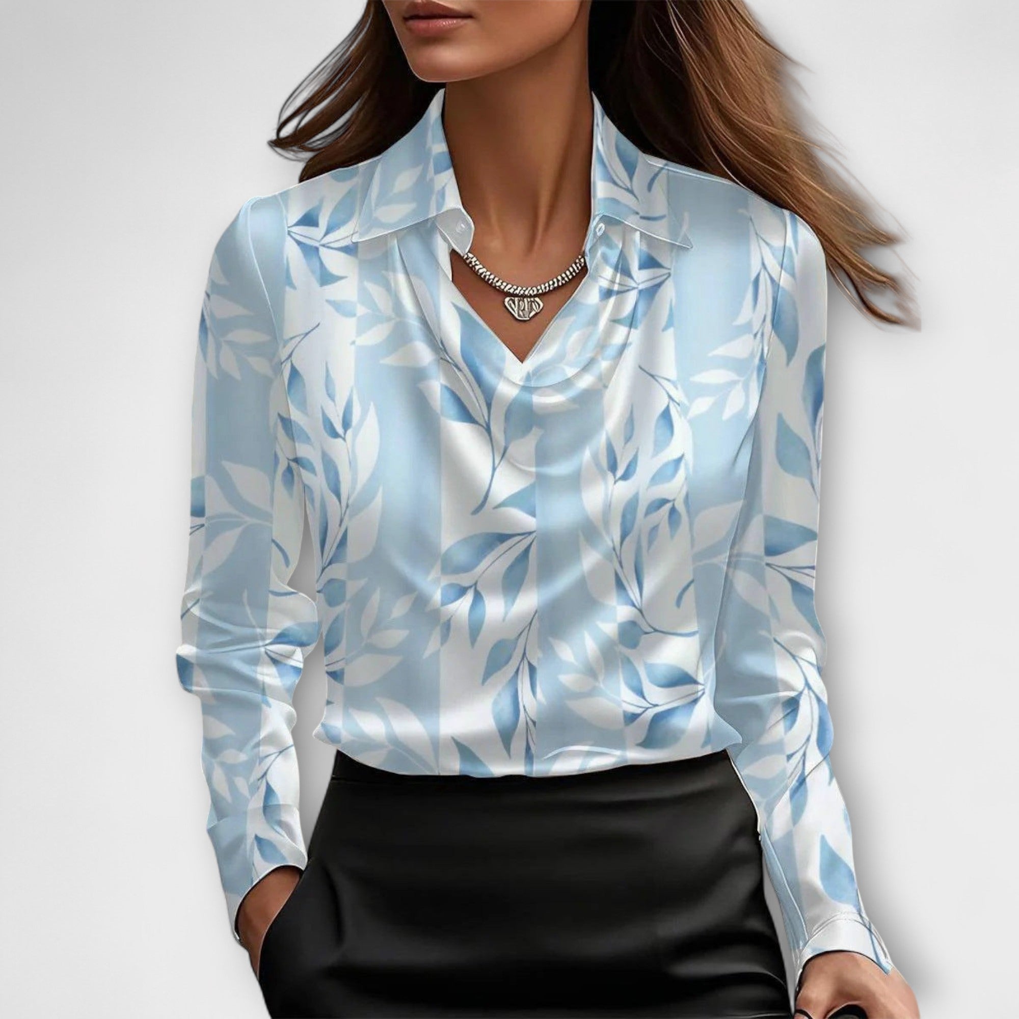 Glänzende Bluse mit Rüschensaum
