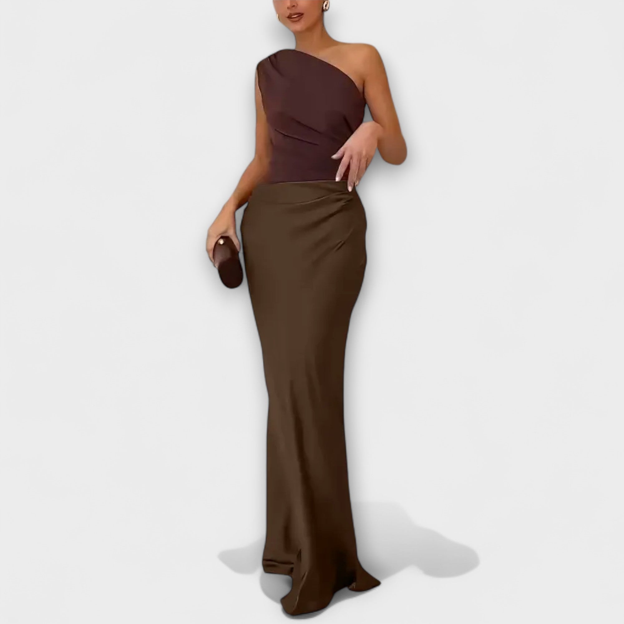Elegantes Maxikleid mit einem Schulterträger und Falten